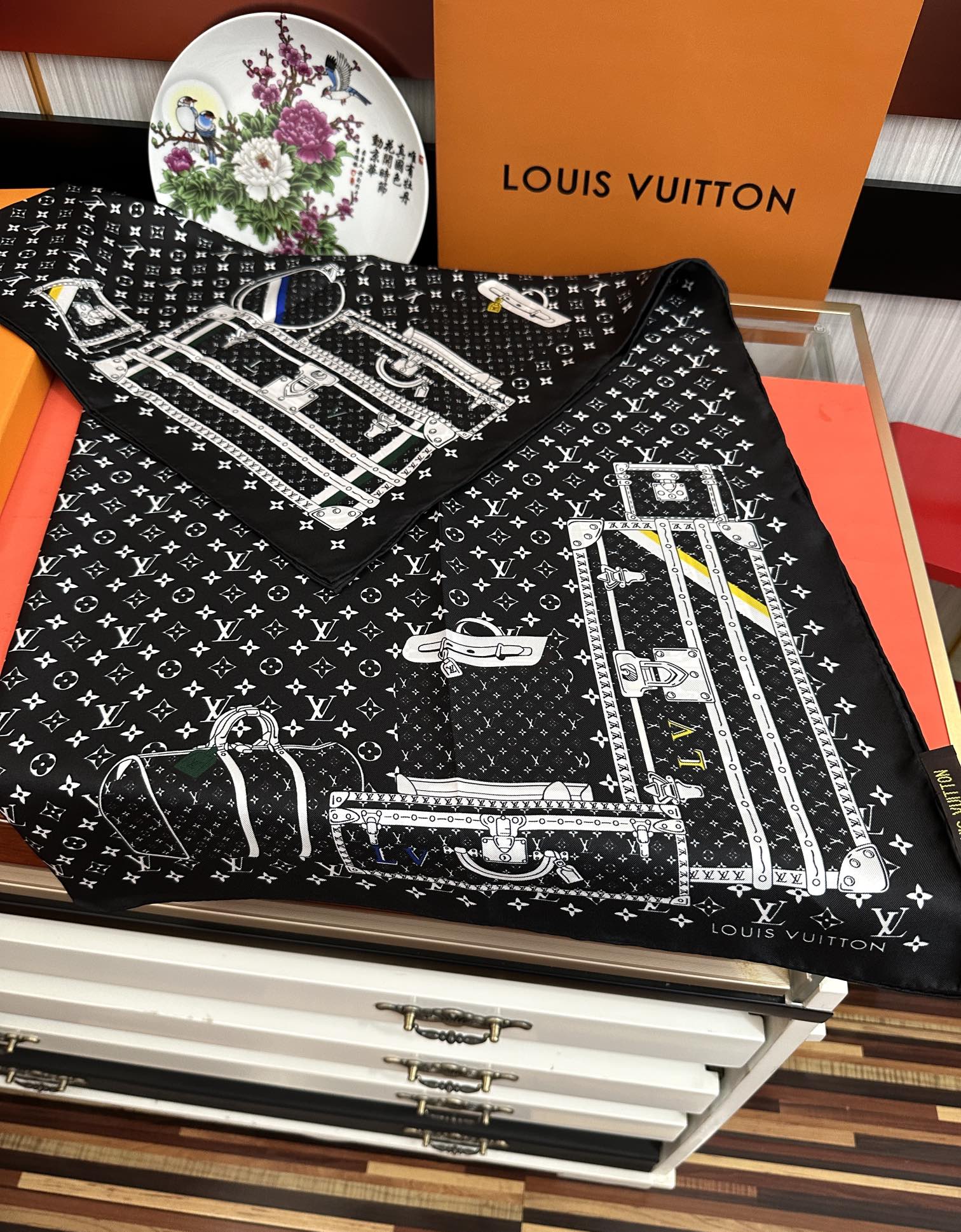 LV SCARF 90 CM IN SILK 733839