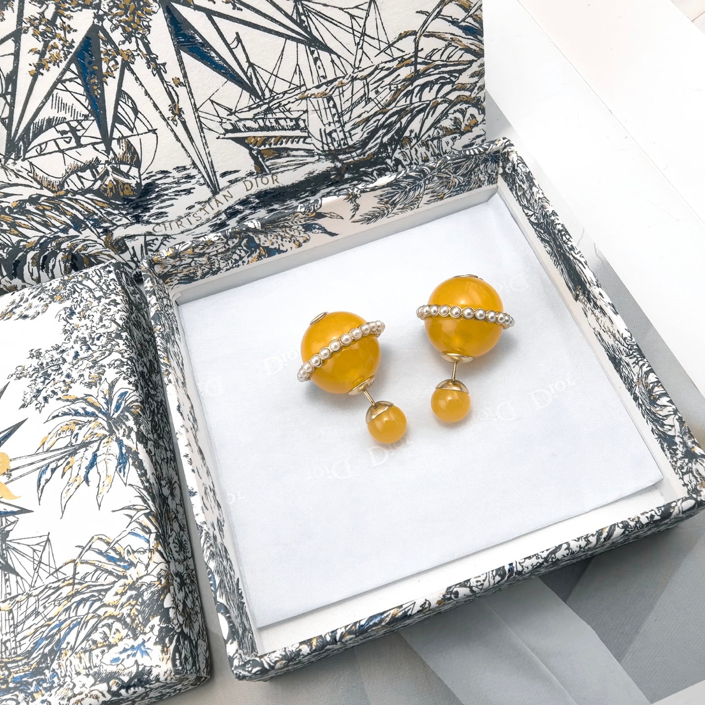 CD 26S YELLOW RESIN PEARL DOUBLE BALL EARRINGS IN GOLD METAL 631070