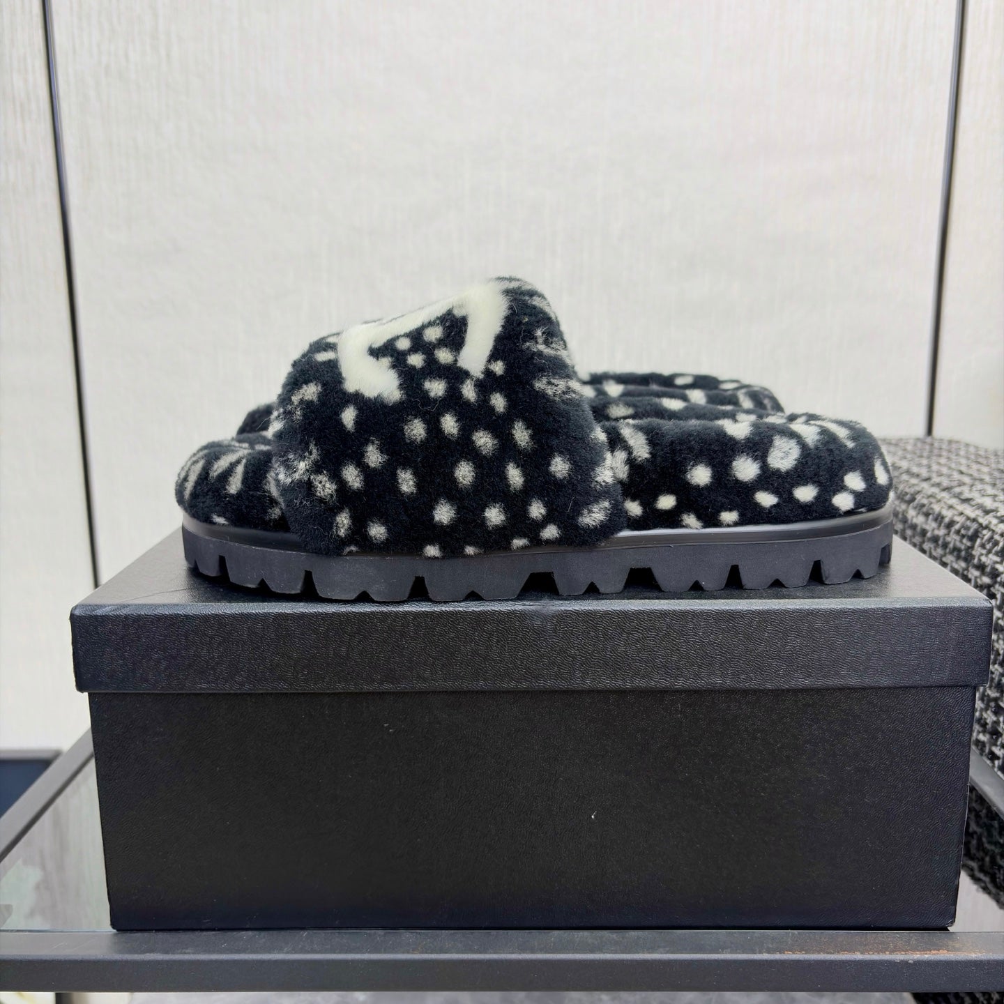 CHANEL 26S PLATFORM SLIDE SANDALS IN BLACK SHEARLING AND WHITE LOGO GG DALMATIAN PRINT