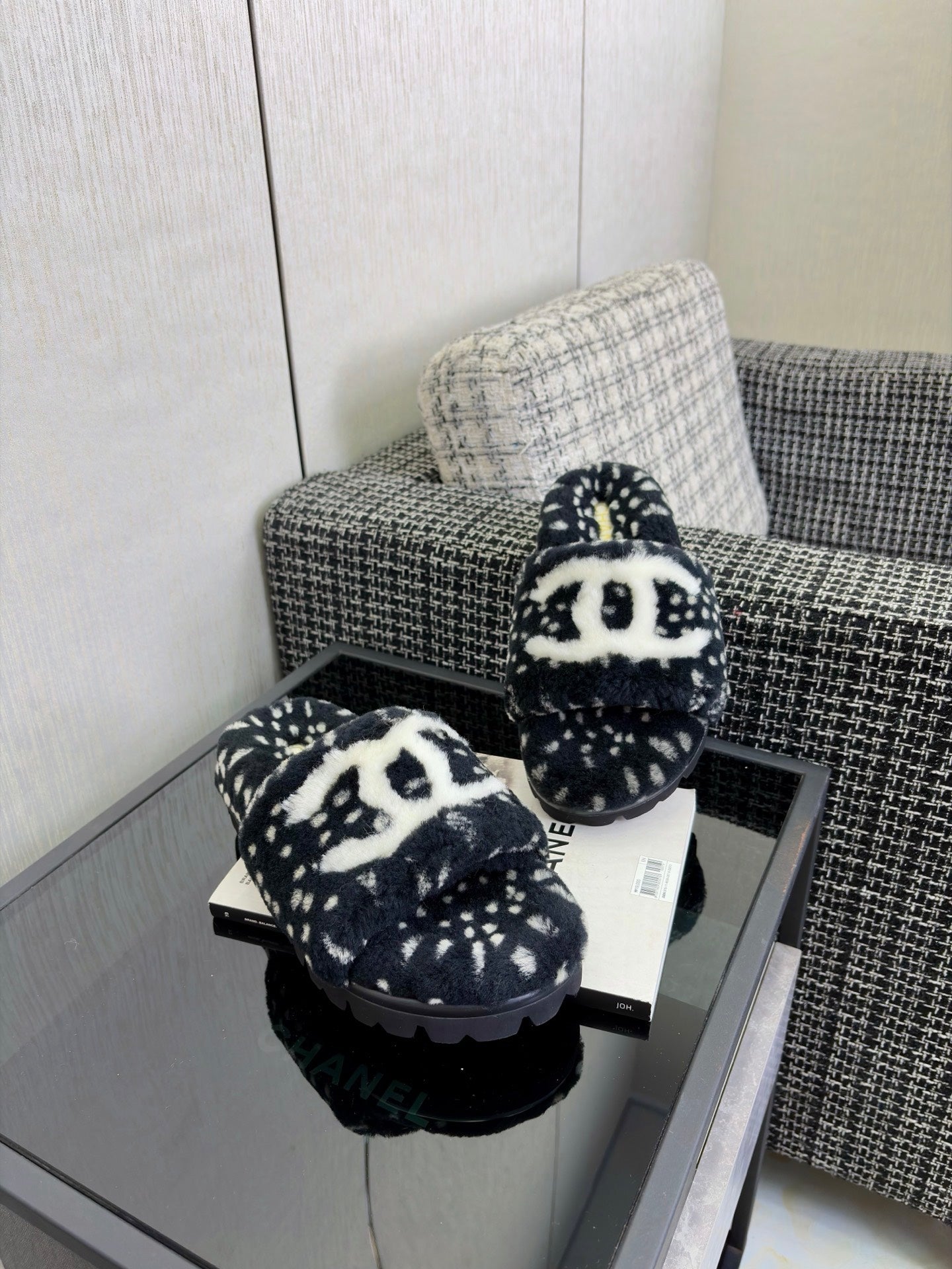 CHANEL 26S PLATFORM SLIDE SANDALS IN BLACK SHEARLING AND WHITE LOGO GG DALMATIAN PRINT