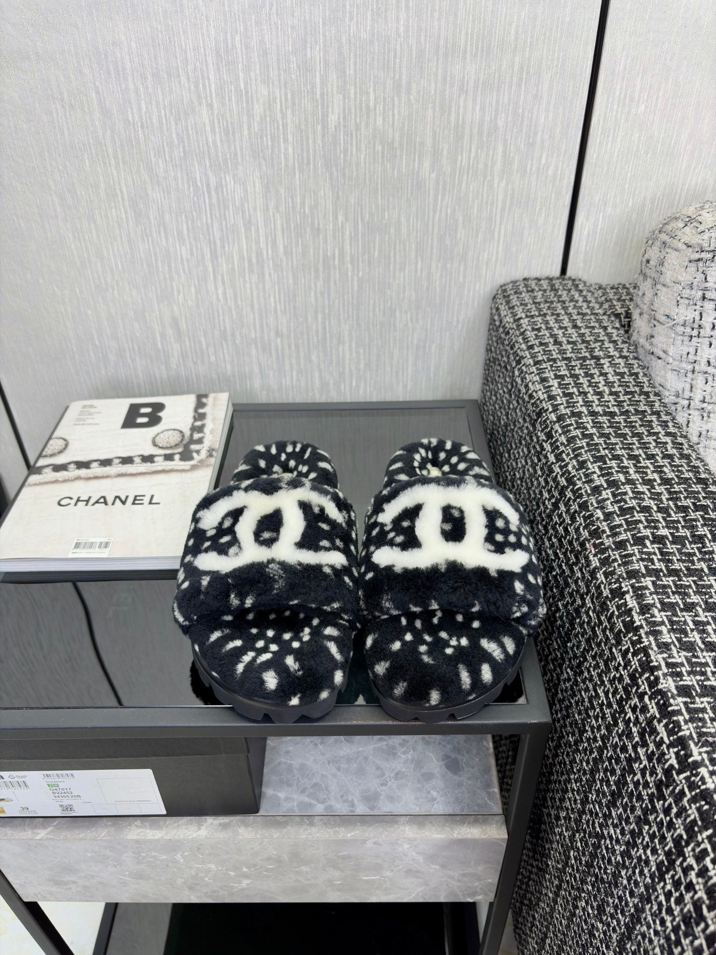 CHANEL 26S PLATFORM SLIDE SANDALS IN BLACK SHEARLING AND WHITE LOGO GG DALMATIAN PRINT