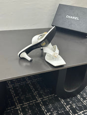 CHANEL 26S HIGH-HEEL THONG SANDALS IN WHITE LAMBSKIN WITH FLOWER DETAIL