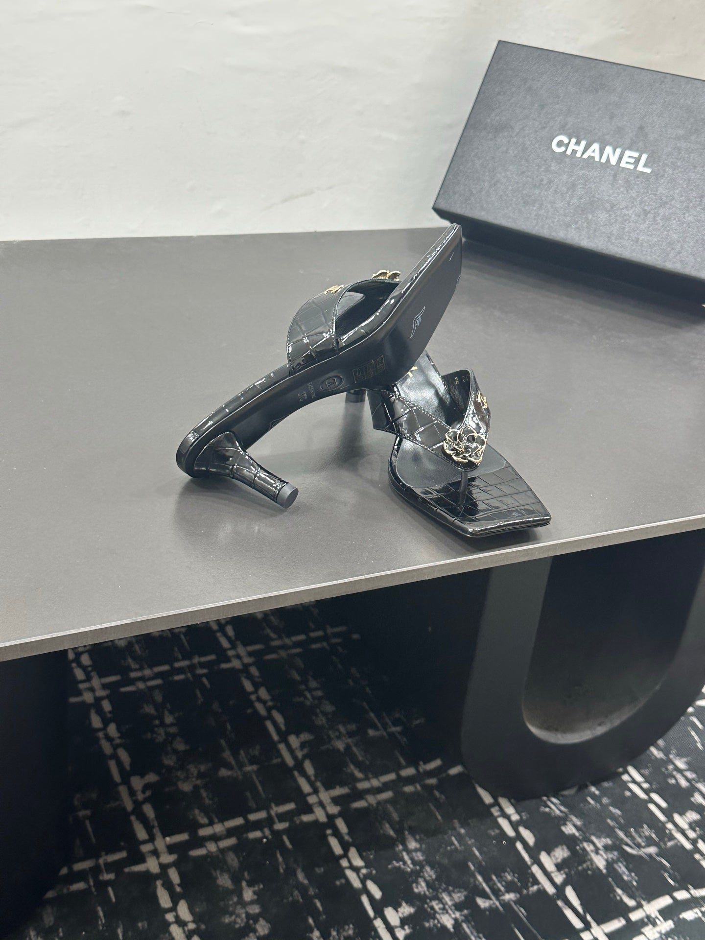 CHANEL 26S HIGH-HEEL THONG SANDALS IN BLACK PATENT CROCODILE-EMBOSSED