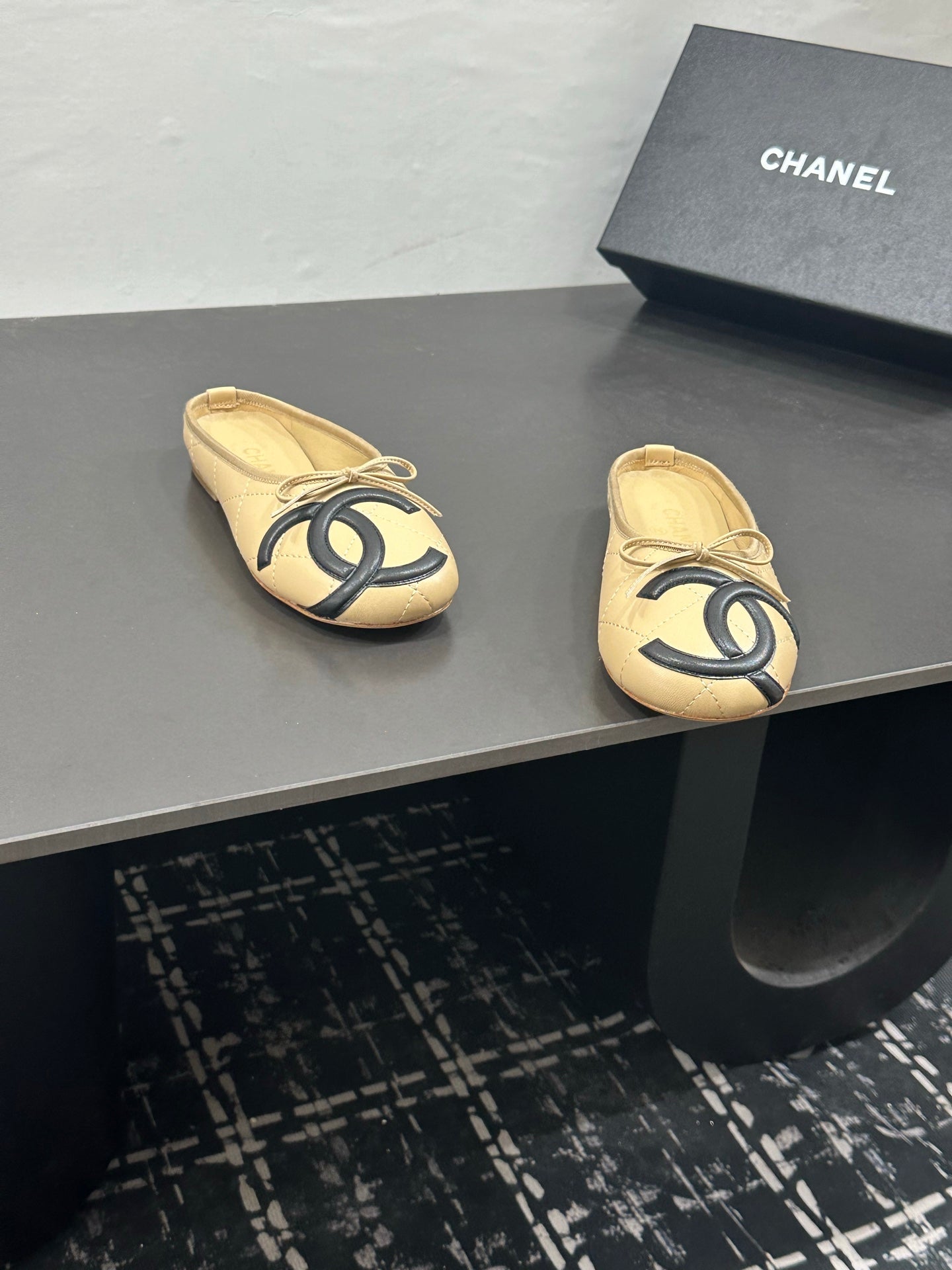 CHANEL 26S BALLET FLATS IN BEIGE CALFSKIN WITH BLACK CC LOGO