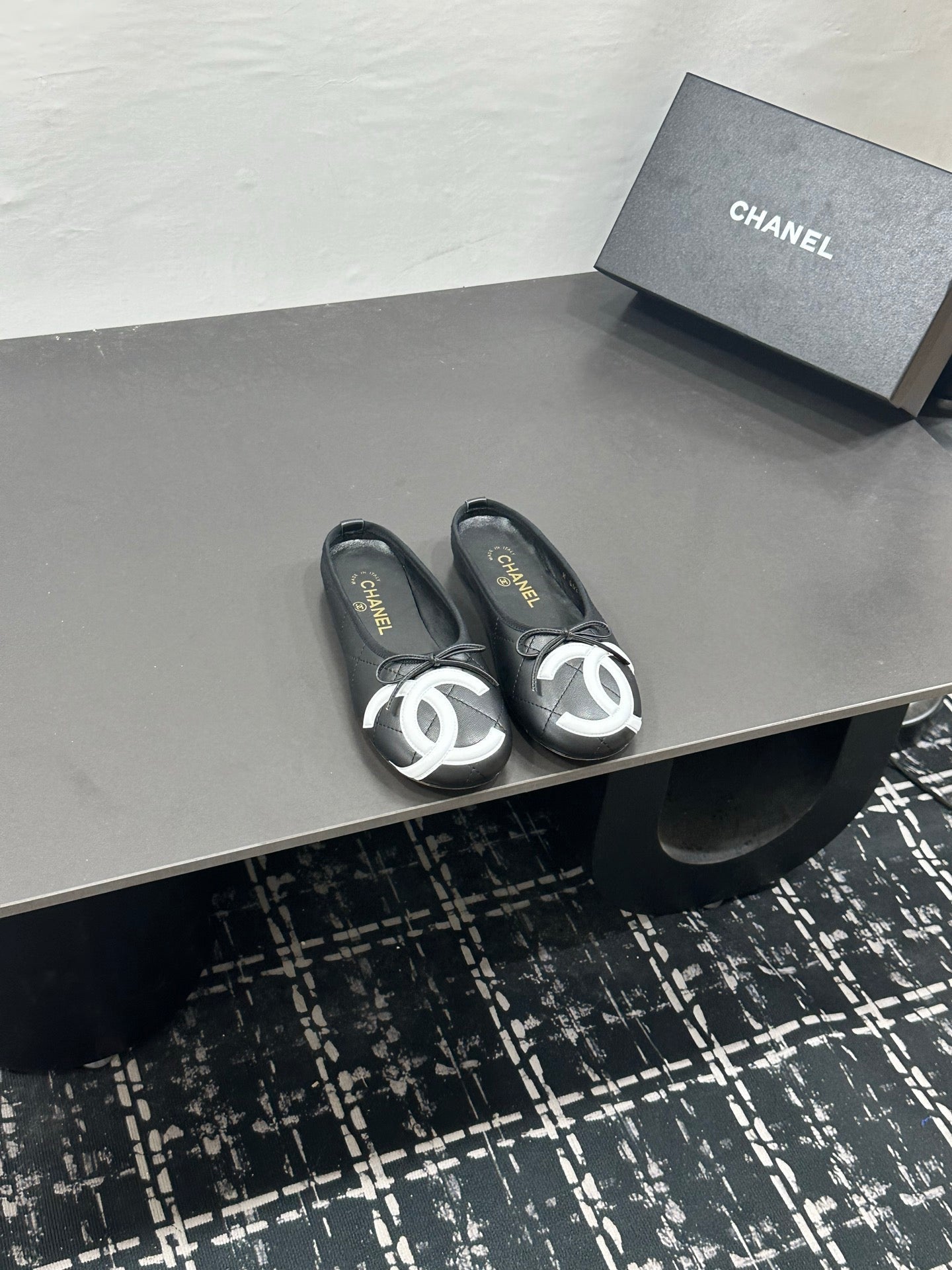 CHANEL 26S BALLET FLATS IN BLACK CALFSKIN WITH WHITE CC LOGO