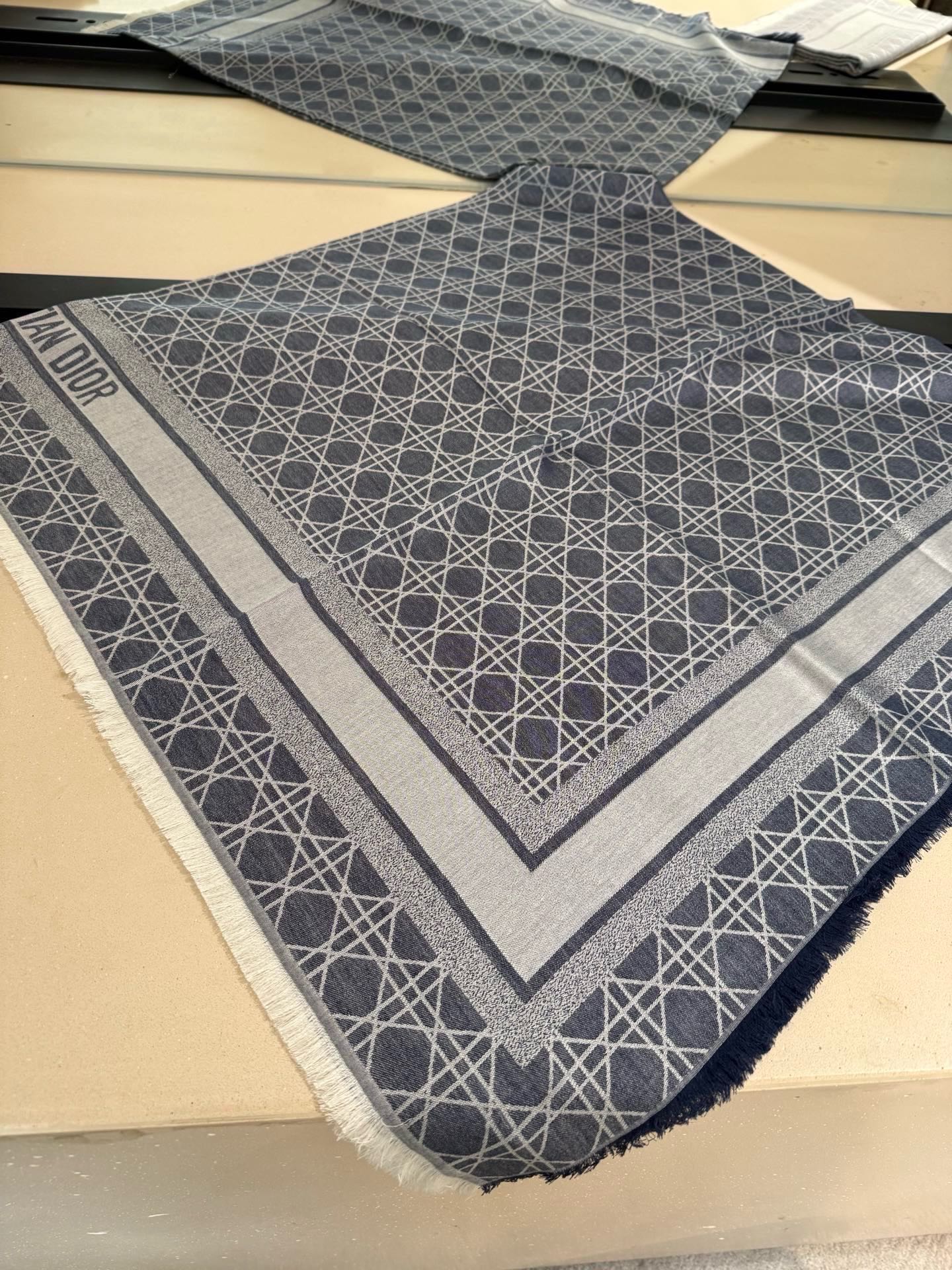 DIOR 26S SCARF 140 IN SILK AND CASHMERE 424260