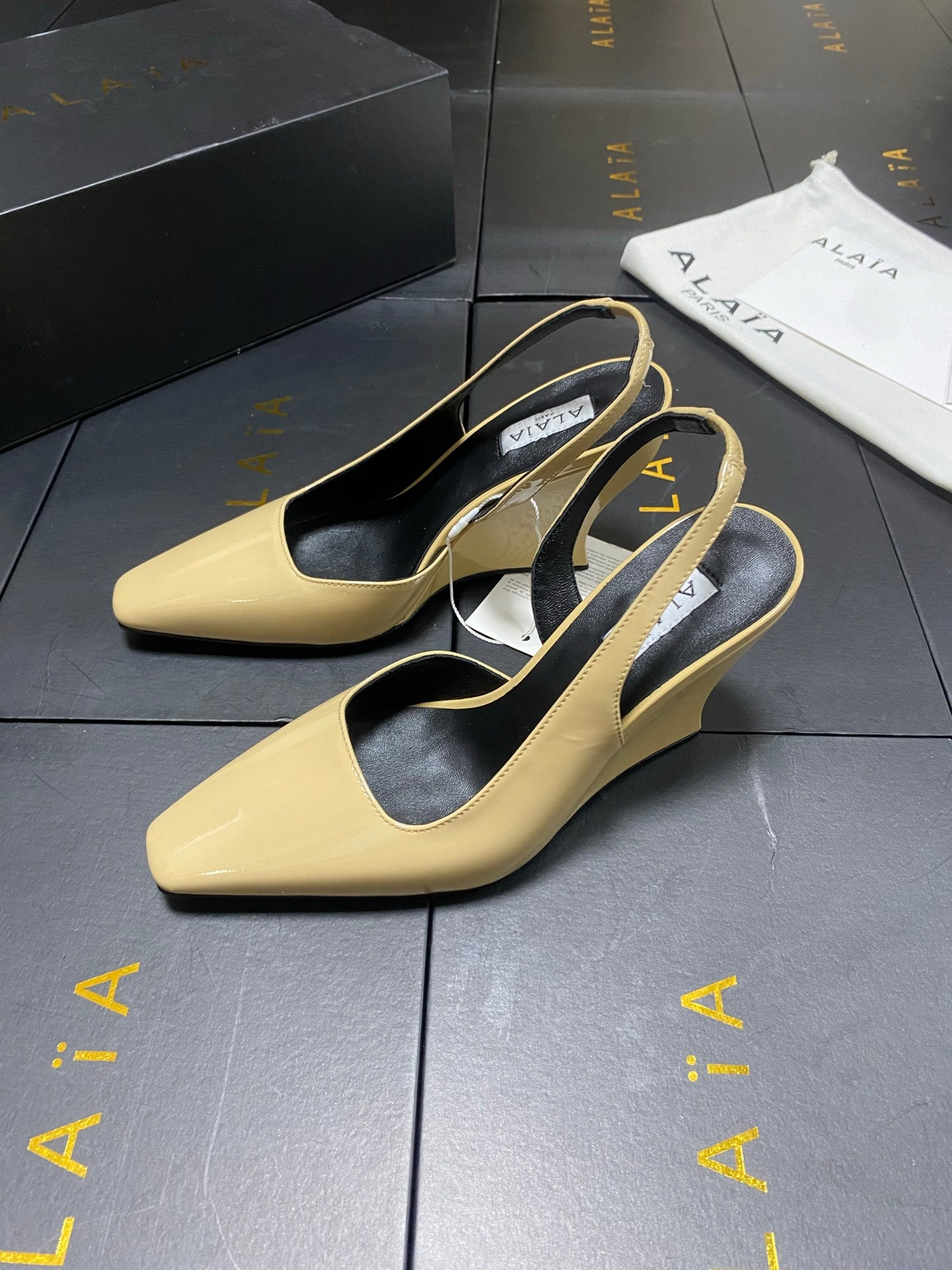 ALAIA 26S WEDGE SLINGBACKS 95 MM IN BEIGE PATENT CALFSKIN