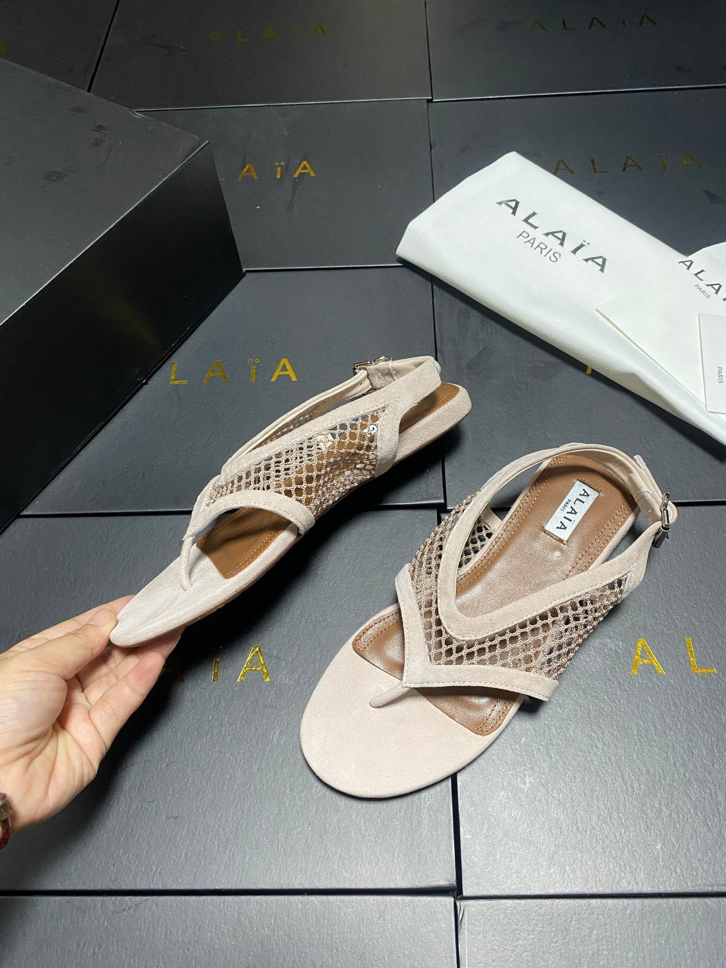 ALAIA 26S FLAT MESH THONG SANDALS IN BEIGE SUEDE