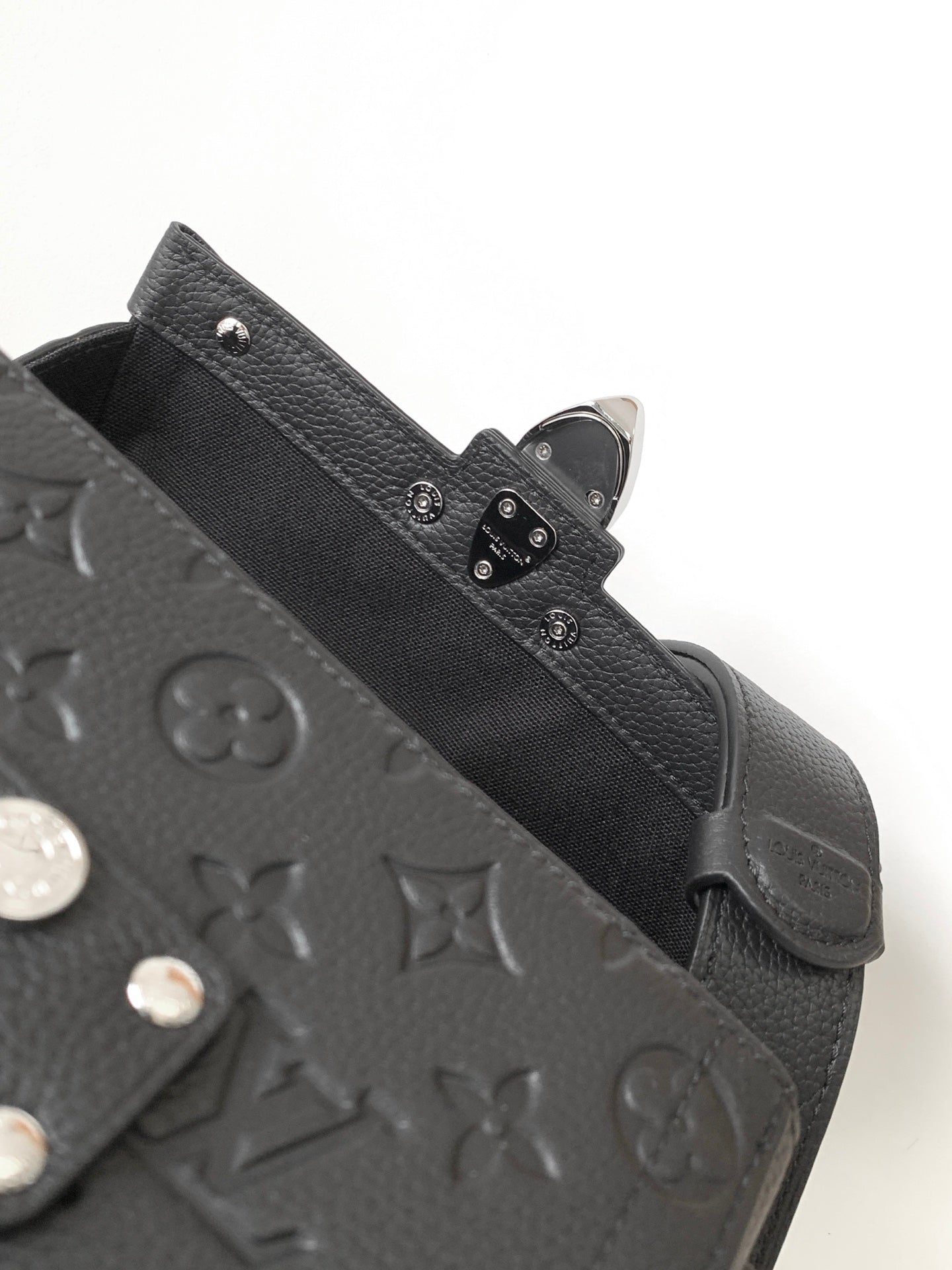 LV 25S SOUL TRUNK 19 IN BLACK EMBOSSED TAURILLON CALFSKIN SILVER HARDWARE