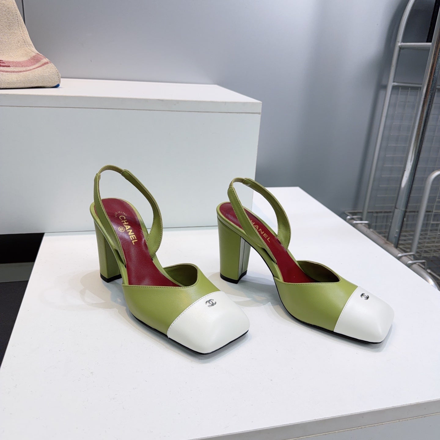CHANEL 26S SLINGBACK 95 MM IN GREEN LAMBSKIN WITH WHITE CAP TOE