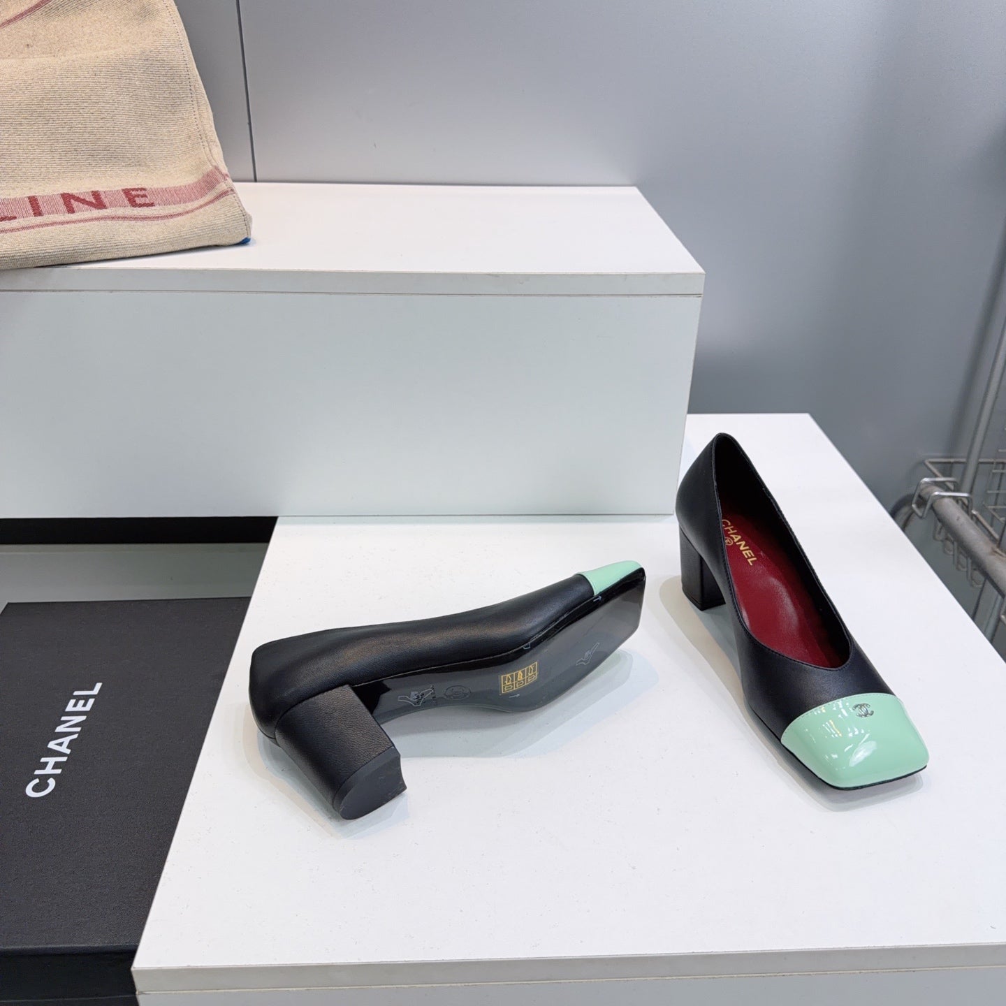 CHANEL 26S SQUARE-TOE HIGH HEELS 55 MM IN BLACK LAMBSKIN WITH MINT GREEN CAP TOE