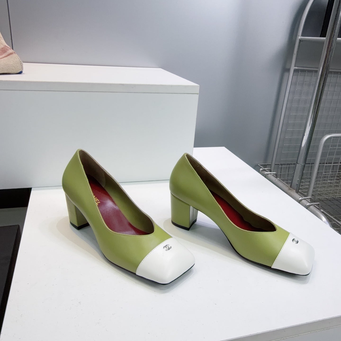 CHANEL 26S SQUARE-TOE HIGH HEELS 55 MM IN GREEN LAMBSKIN WITH WHITE CAP TOE