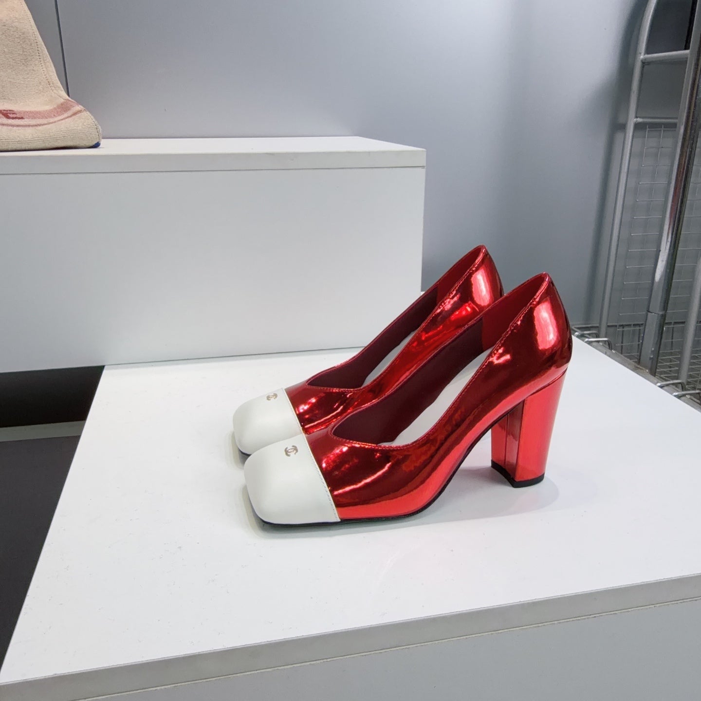 CHANEL 26S SQUARE-TOE HIGH HEELS 95 MM IN RED GLOSSY LAMBSKIN WITH WHITE CAP TOE