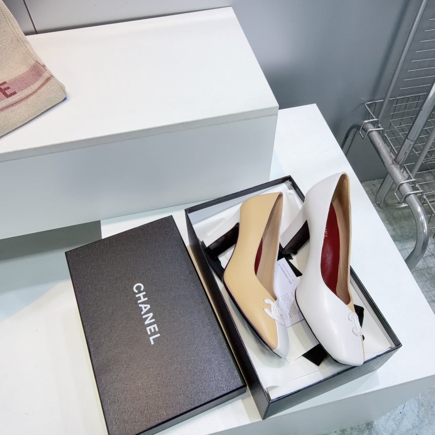 CHANEL 26S SQUARE-TOE HIGH HEELS 95 MM IN BEIGE AND WHITE LAMBSKIN
