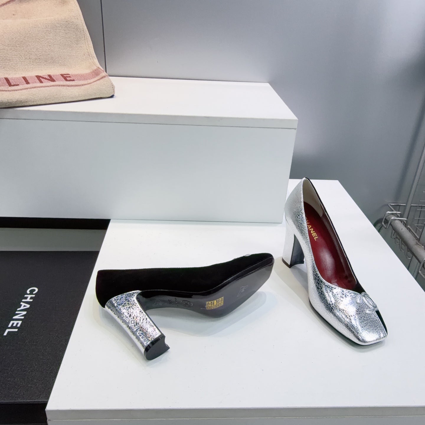 CHANEL 26S SQUARE-TOE HIGH HEELS 95 MM IN SILVER LAMBSKIN AND BLACK SUEDE