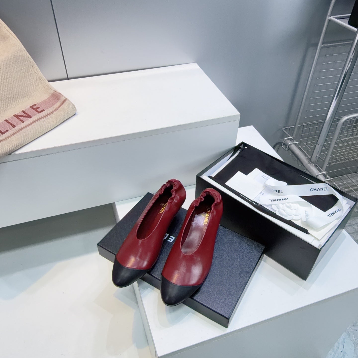 CHANEL 26S COLOR-BLOCK HIGH HEELS 45 MM IN RED AND BLACK LAMBSKIN