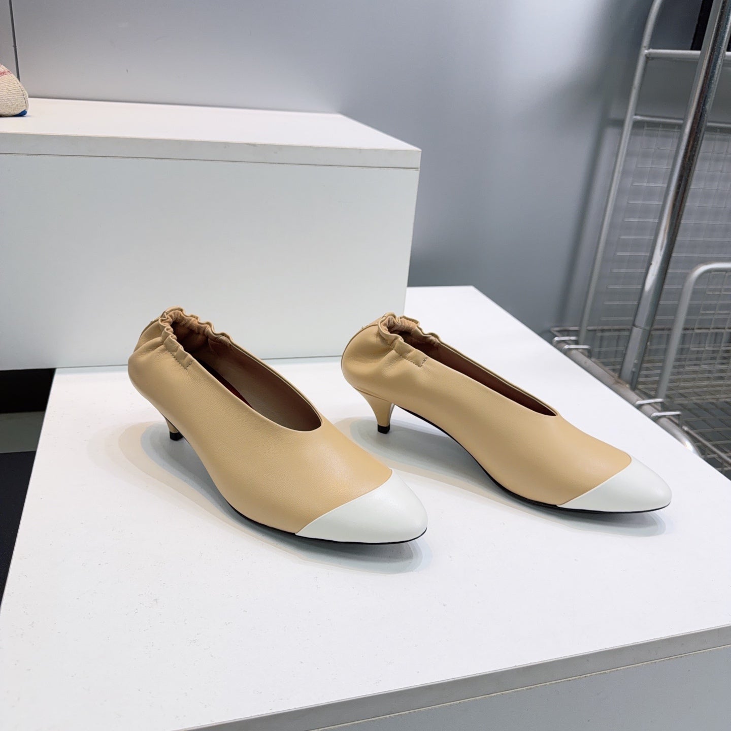 CHANEL 26S COLOR-BLOCK HIGH HEELS 45 MM IN BEIGE LAMBSKIN