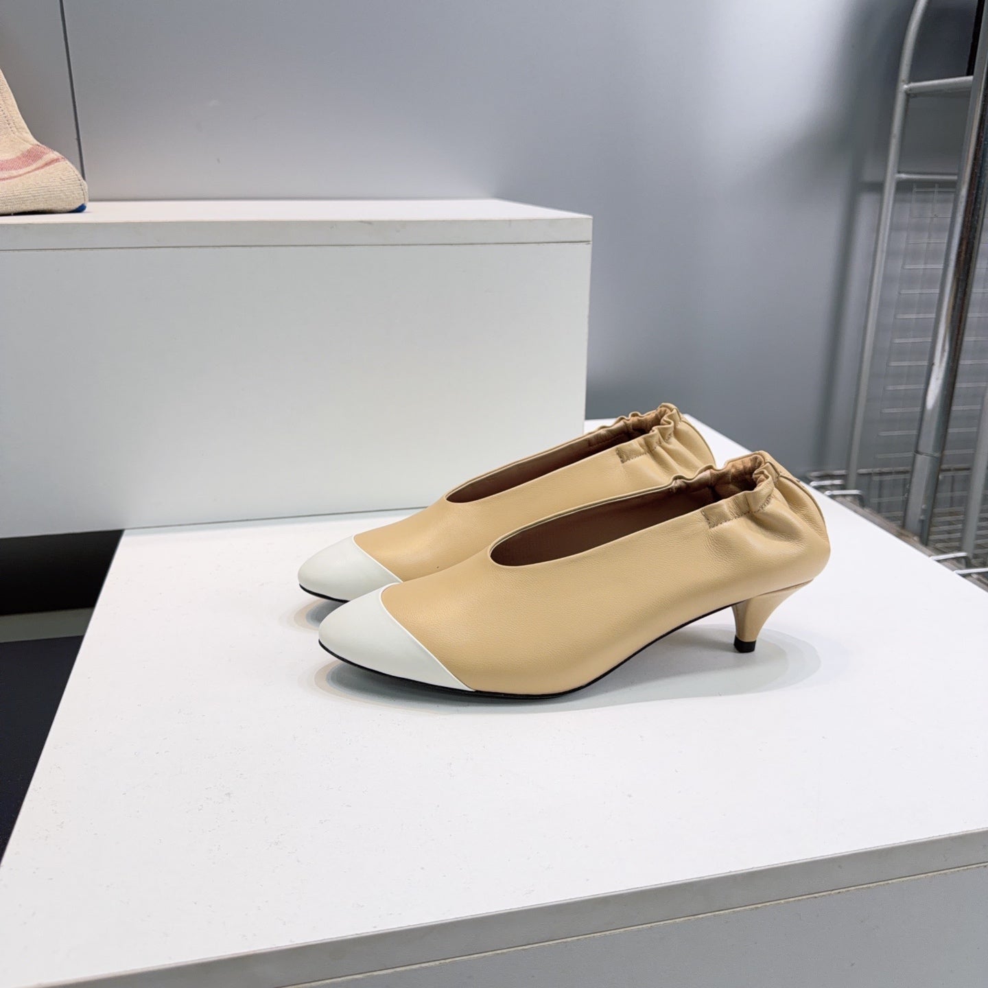 CHANEL 26S COLOR-BLOCK HIGH HEELS 45 MM IN BEIGE LAMBSKIN