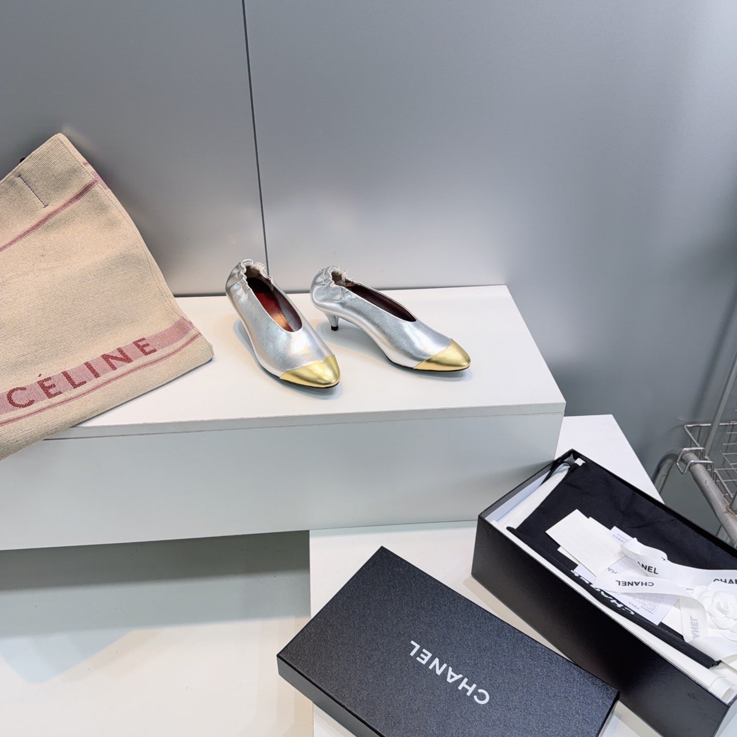 CHANEL 26S COLOR-BLOCK HIGH HEELS 45 MM IN SILVER AND GOLD LAMBSKIN