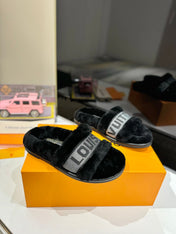 FURRY SLIPPER IN BLACK SHEARLING