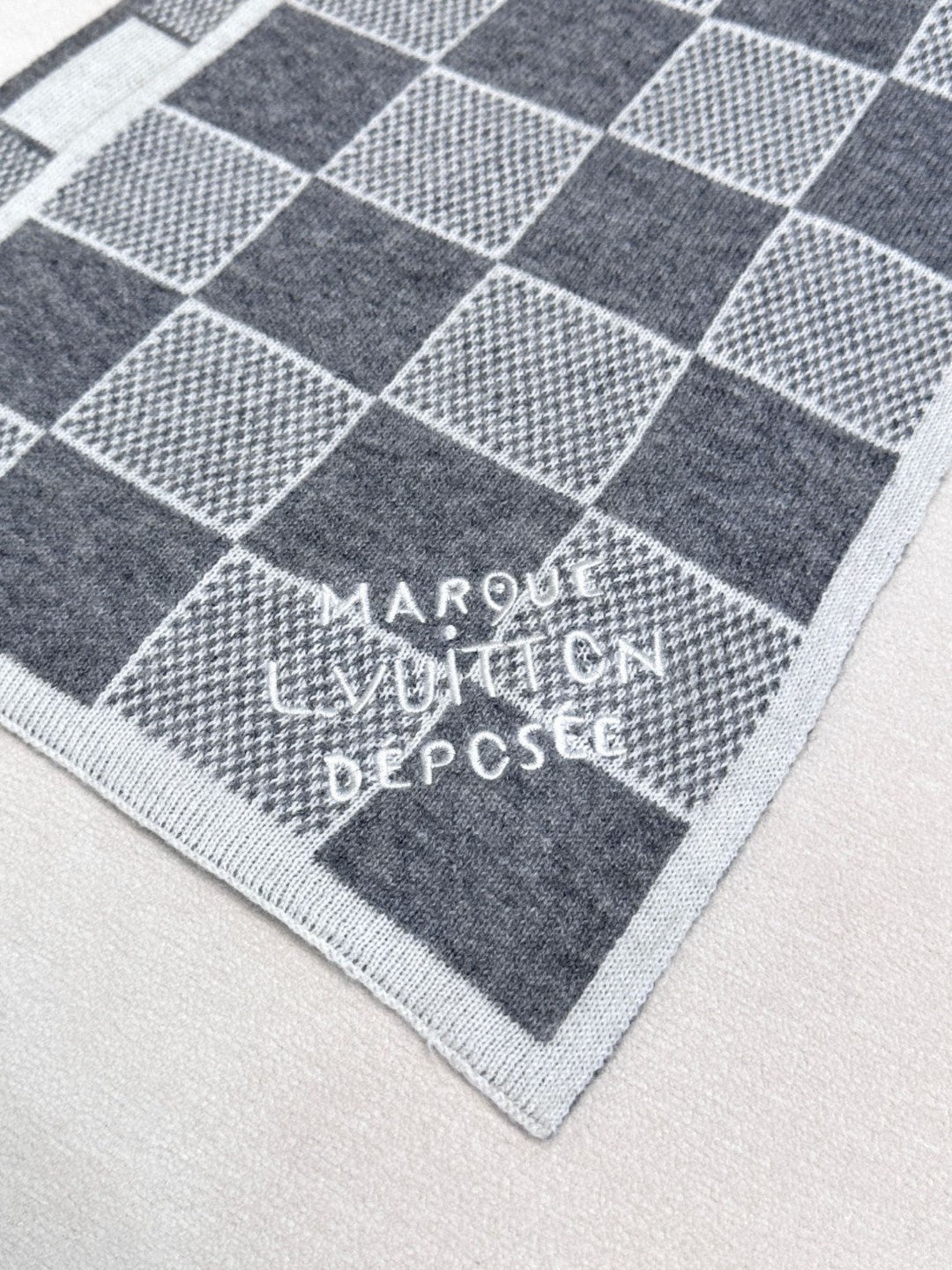 LV SCARF 180 CM IN CASHMERE 682078