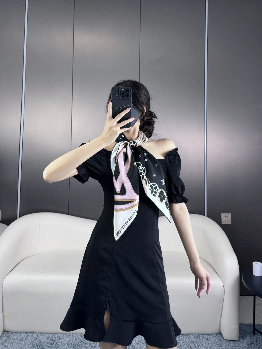 LV SCARF 90 CM IN SILK 720000