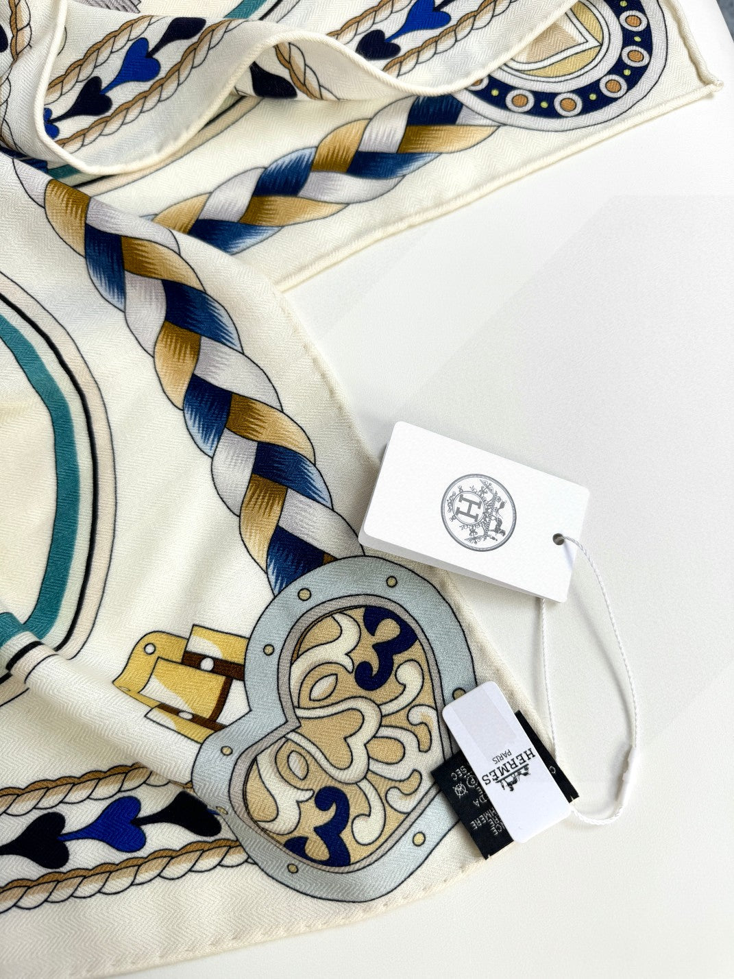 HERMES 26S PRINTED SQUARE SCARF 135 IN CASHMERE AND SILK 309423