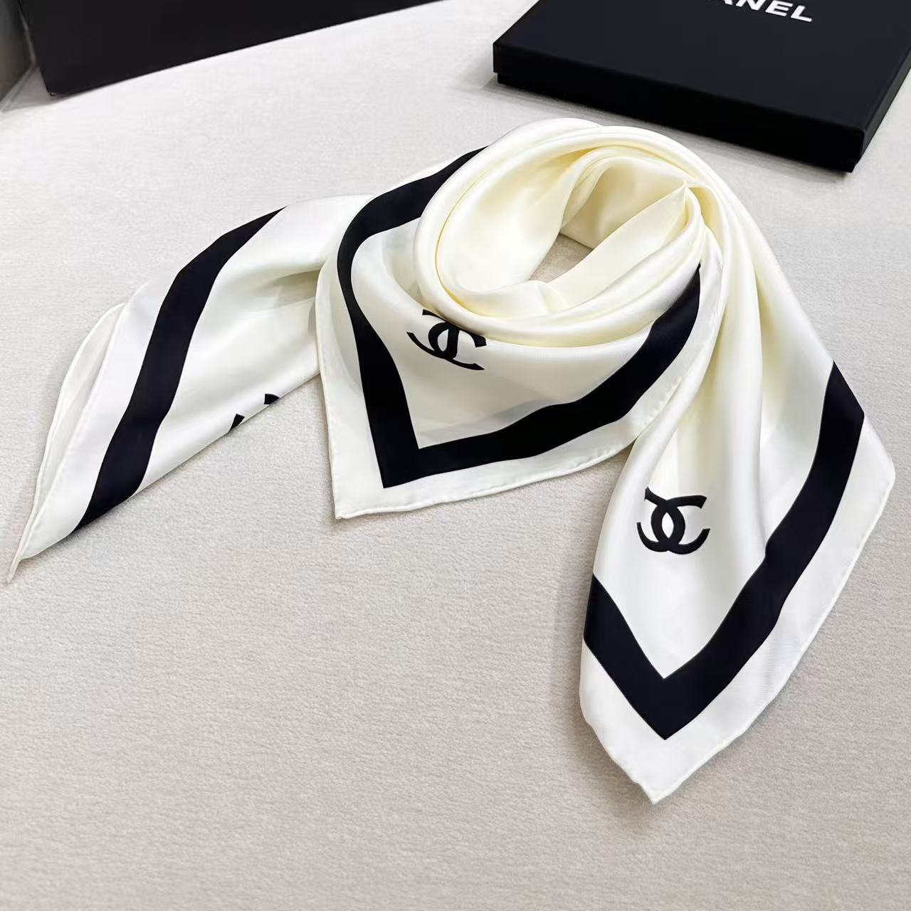CHANEL 26S SCARF 90 IN SILK 303209