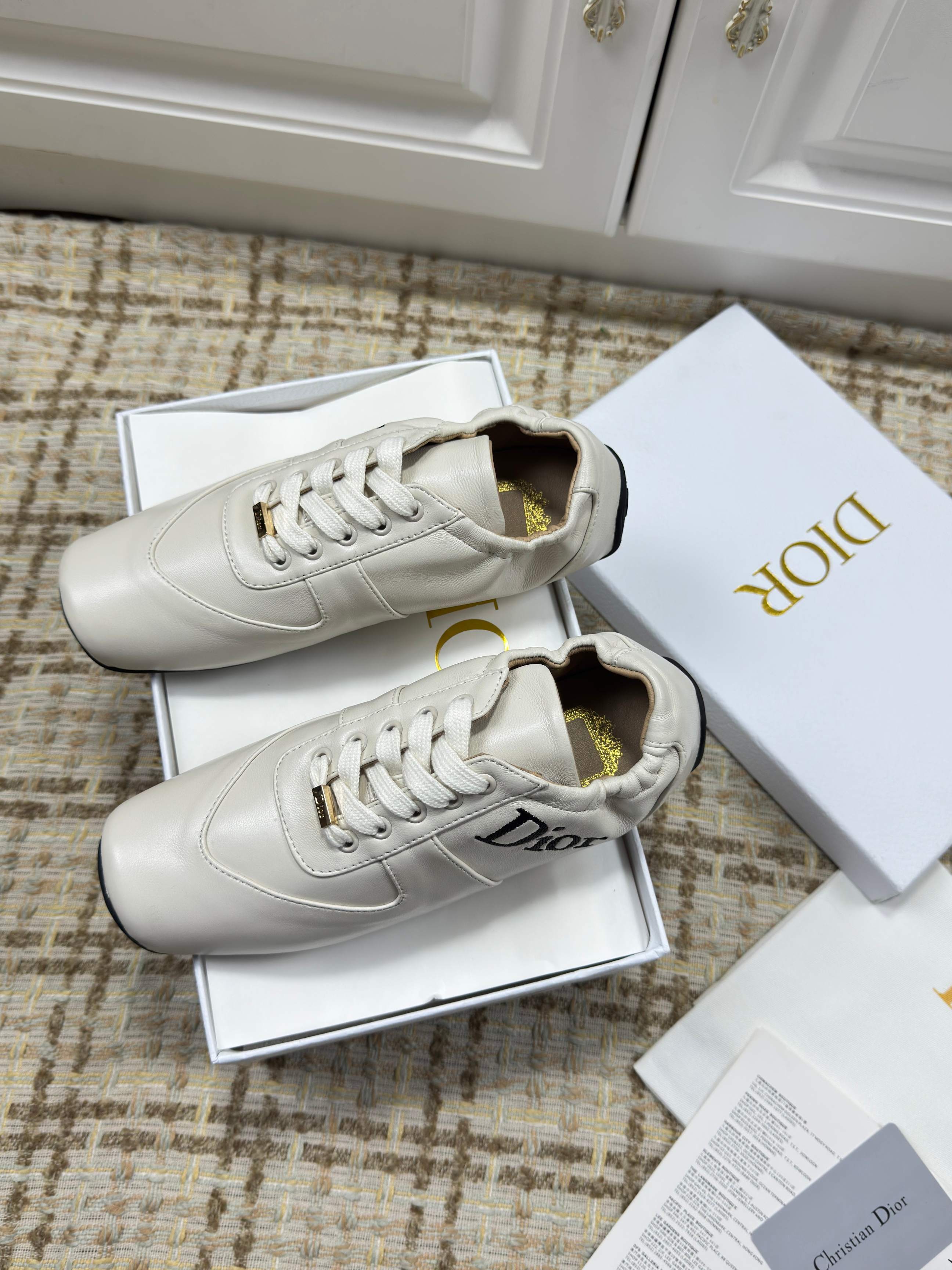 DIOR 26S LOW TOP SNEAKERS IN WHITE CALFSKIN DIOR LOGO