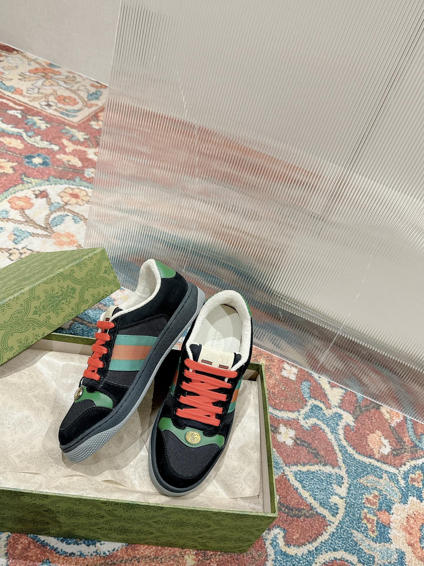 GUCCI 26S SCREENER SNEAKER IN BLACK SUEDE AND GREEN LEATHER