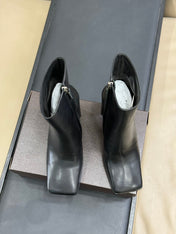ALAIA 25S SQUARE ANKLE BOOTS IN BLACK CALFSKIN