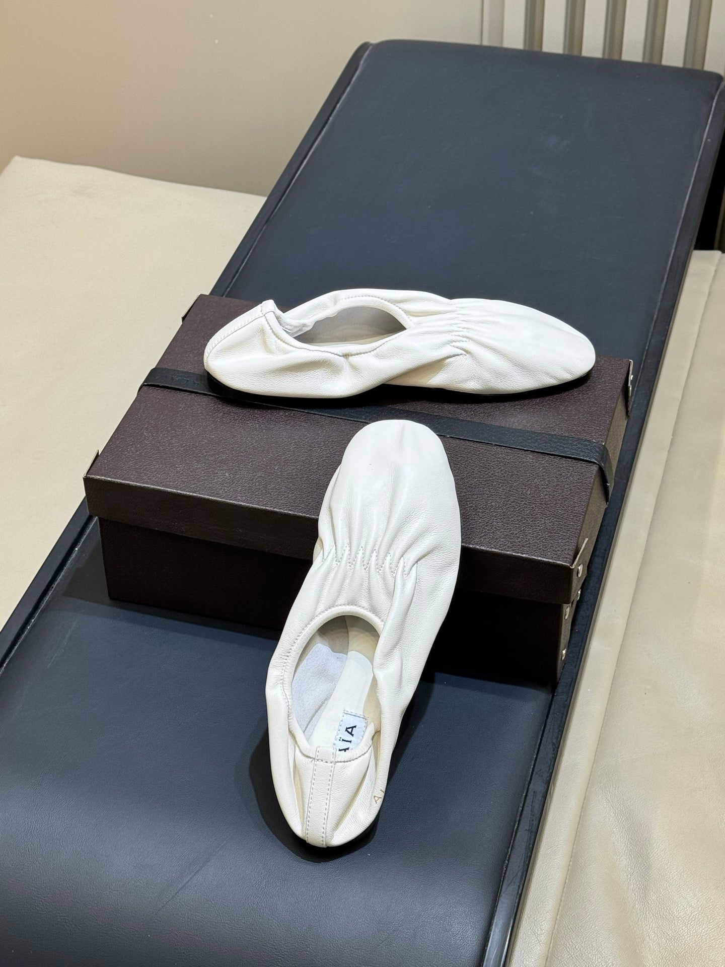 ALAIA 26S KNIT BALLET FLATS IN CREAM WHITE LAMBSKIN