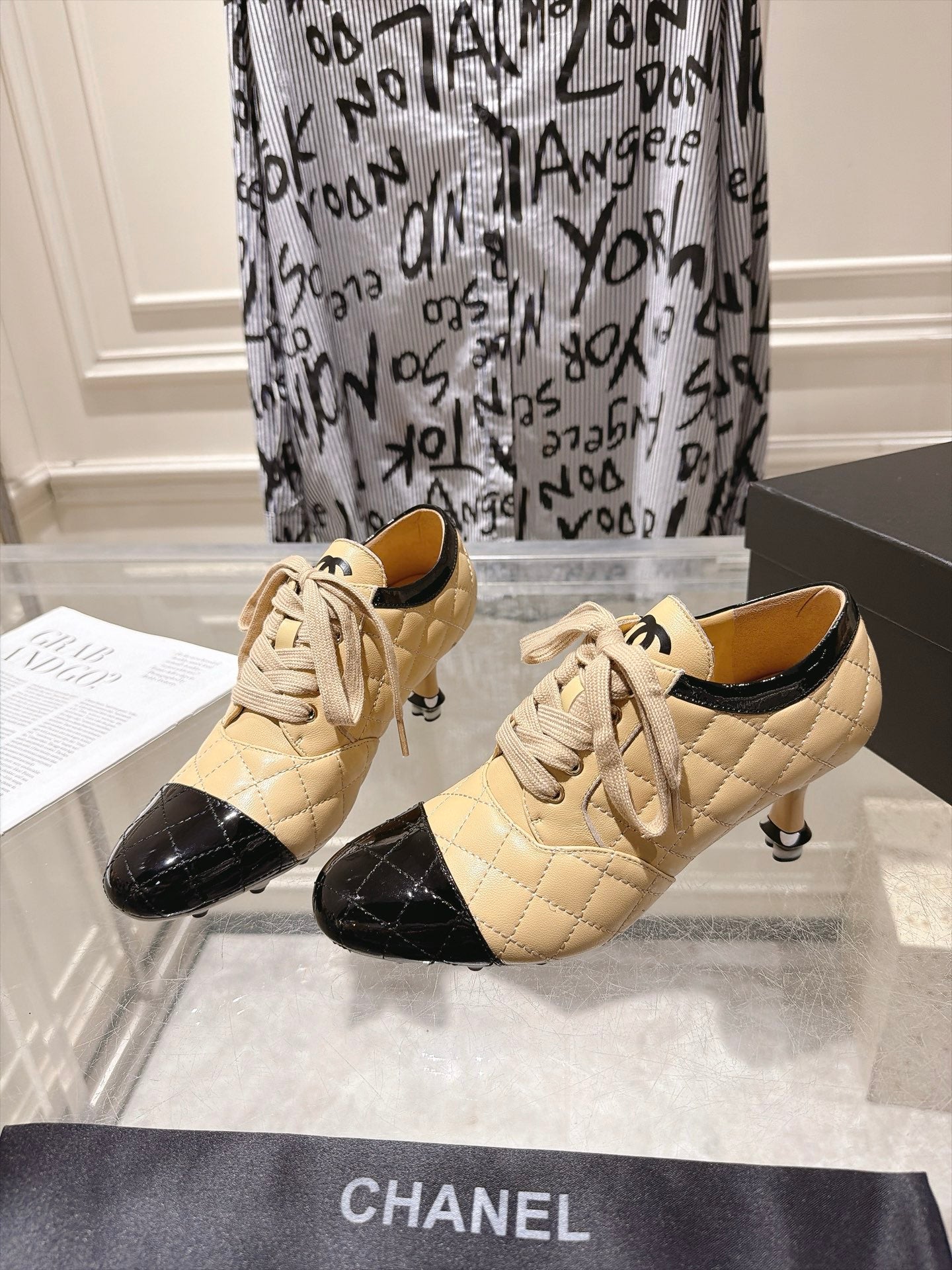 CHANEL 26S HIGH HEEL ANKLE BOOTS 70 MM IN BEIGE LAMBSKIN AND BLACK PATENT CALFSKIN