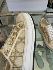 WALK'N PLATFORM SNEAKER IN BEIGE-GOLD TONE EMBROIDERED FABRIC