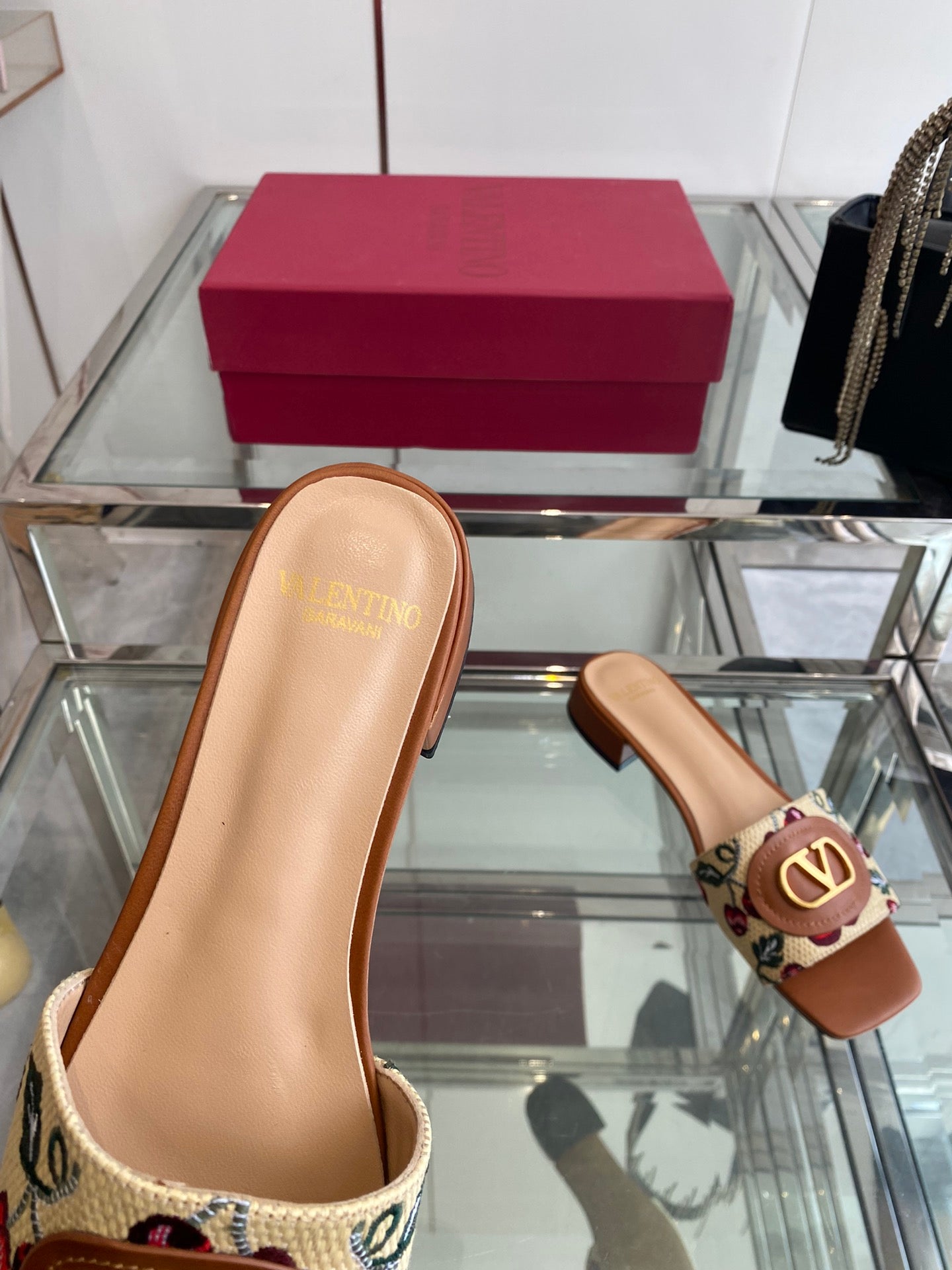 VLTN HIGH HEEL 25S 30 MM IN BEIGE FABRIC AND BROWN LAMBSKIN WITH EMBROIDERED CHERRY MOTIF