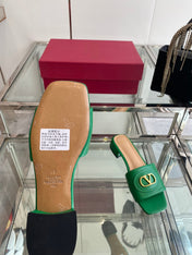 VLTN HIGH HEEL 25S 30 MM IN GREEN LAMBSKIN WITH GOLD HARDWARE