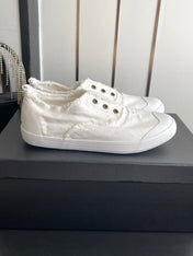CHANEL 26S LOW TOP SNEAKERS IN WHITE FRAYED CANVAS