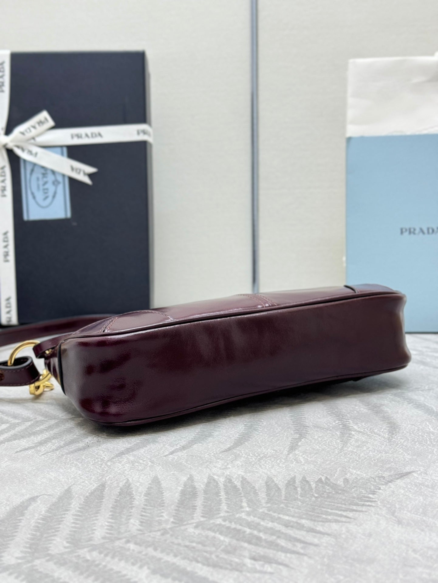 PRADA 25S RE-EDITION 2002 MEDIUM SHOULDER BAG 26 IN BURGUNDY CALFSKIN GOLD HARDWRE