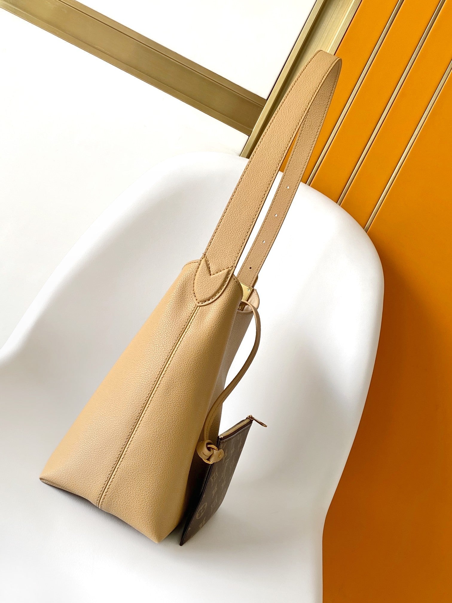 LV 25S LOW KEY HOBO BAG 28 CM IN BEIGE CALFSKIN