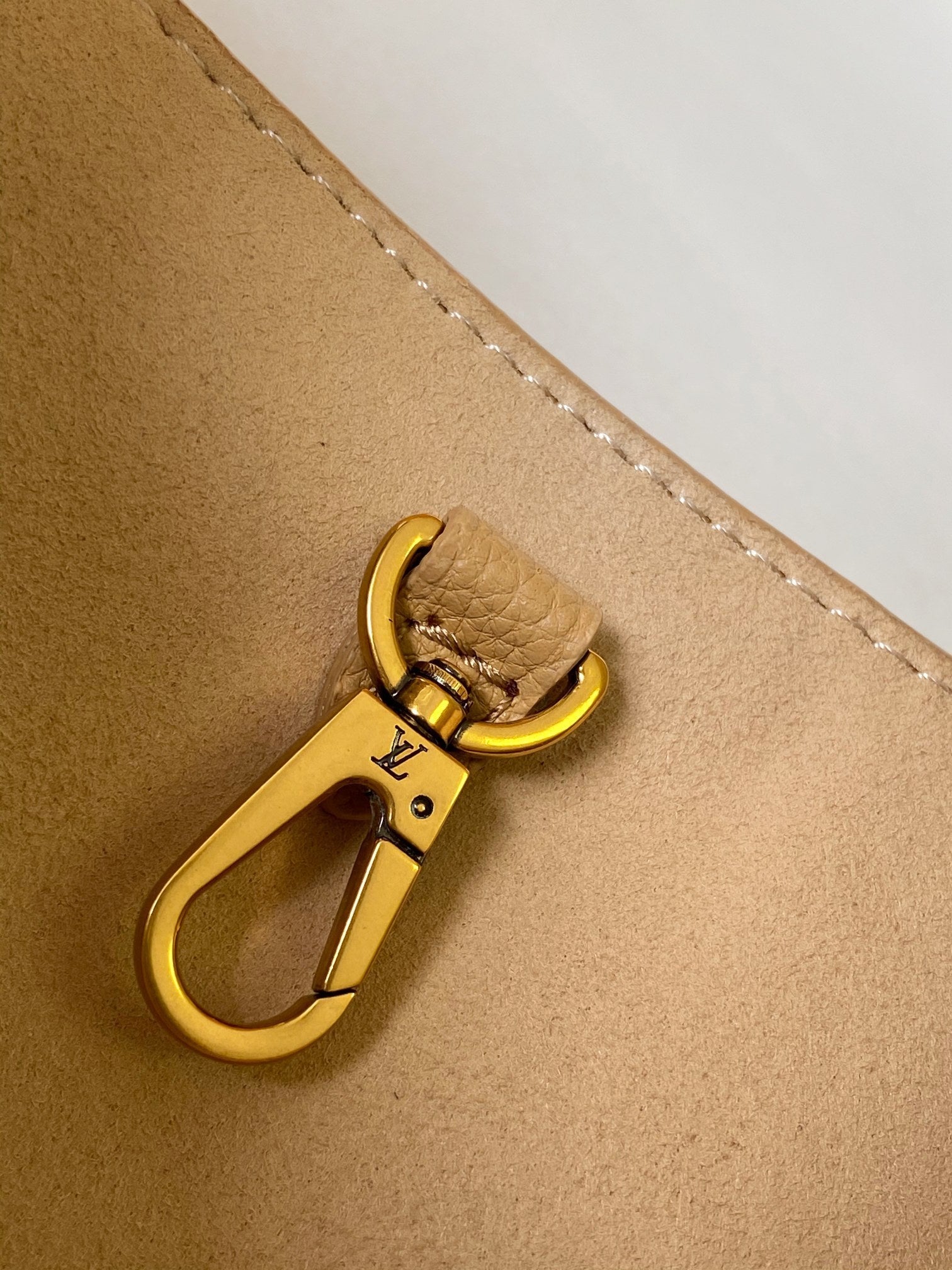 LV 25S LOW KEY HOBO BAG 35 CM IN BEIGE CALFSKIN
