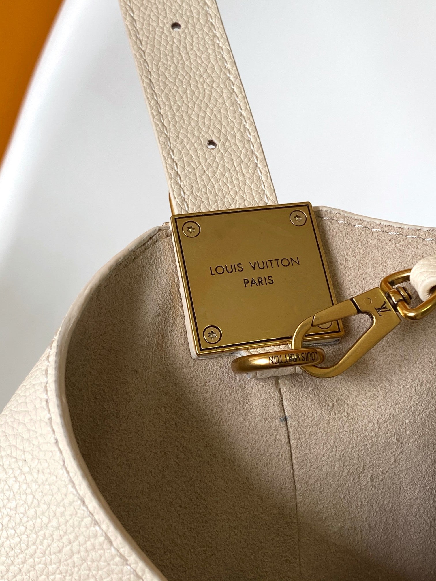 LV 25S LOW KEY HOBO BAG 35 CM IN CREAM WHITE CALFSKIN