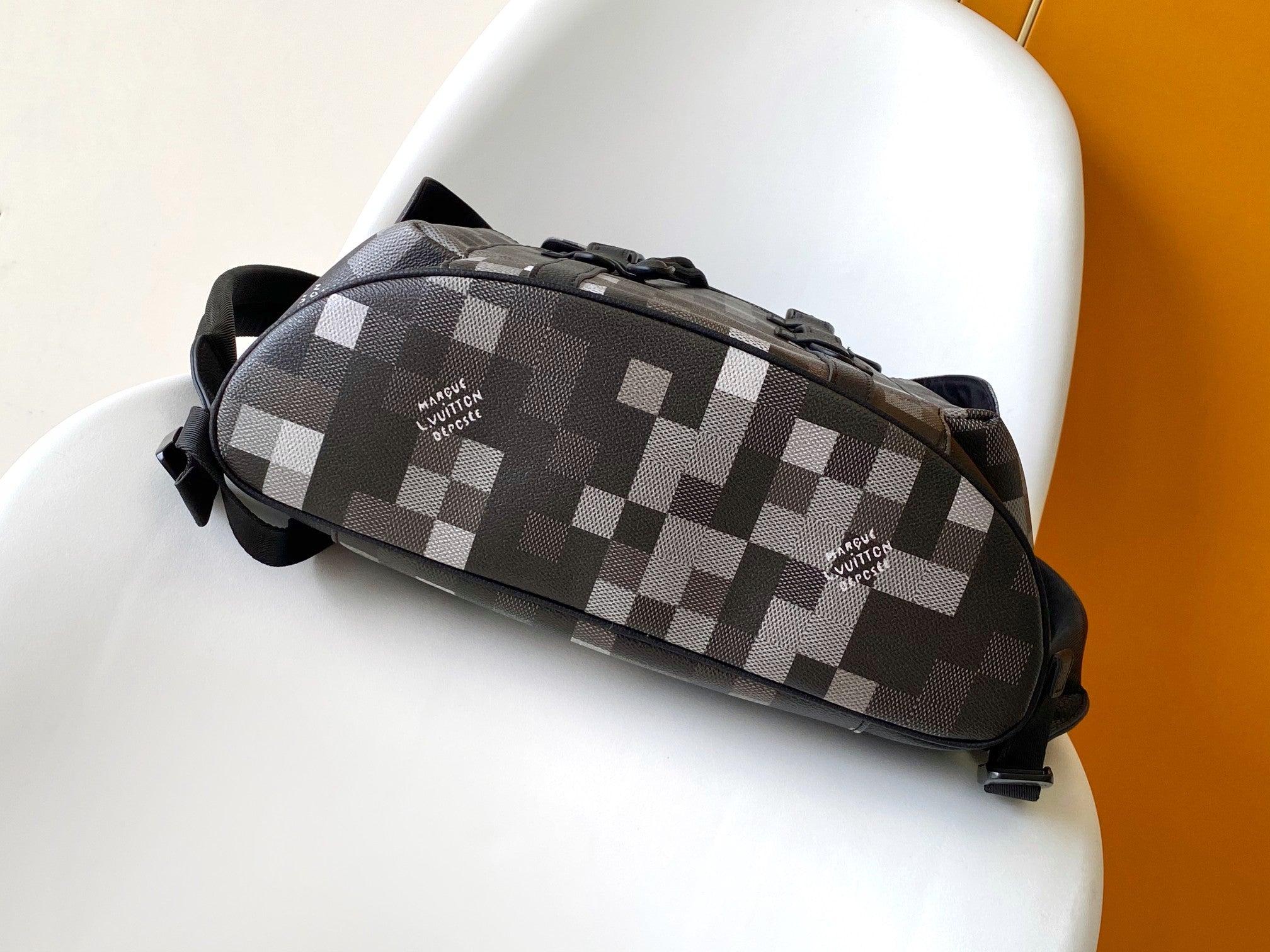 LV 25S CHRISTOPHER BACKPACK 47 IN DAMOFLAGE BLACK CALFSKIN
