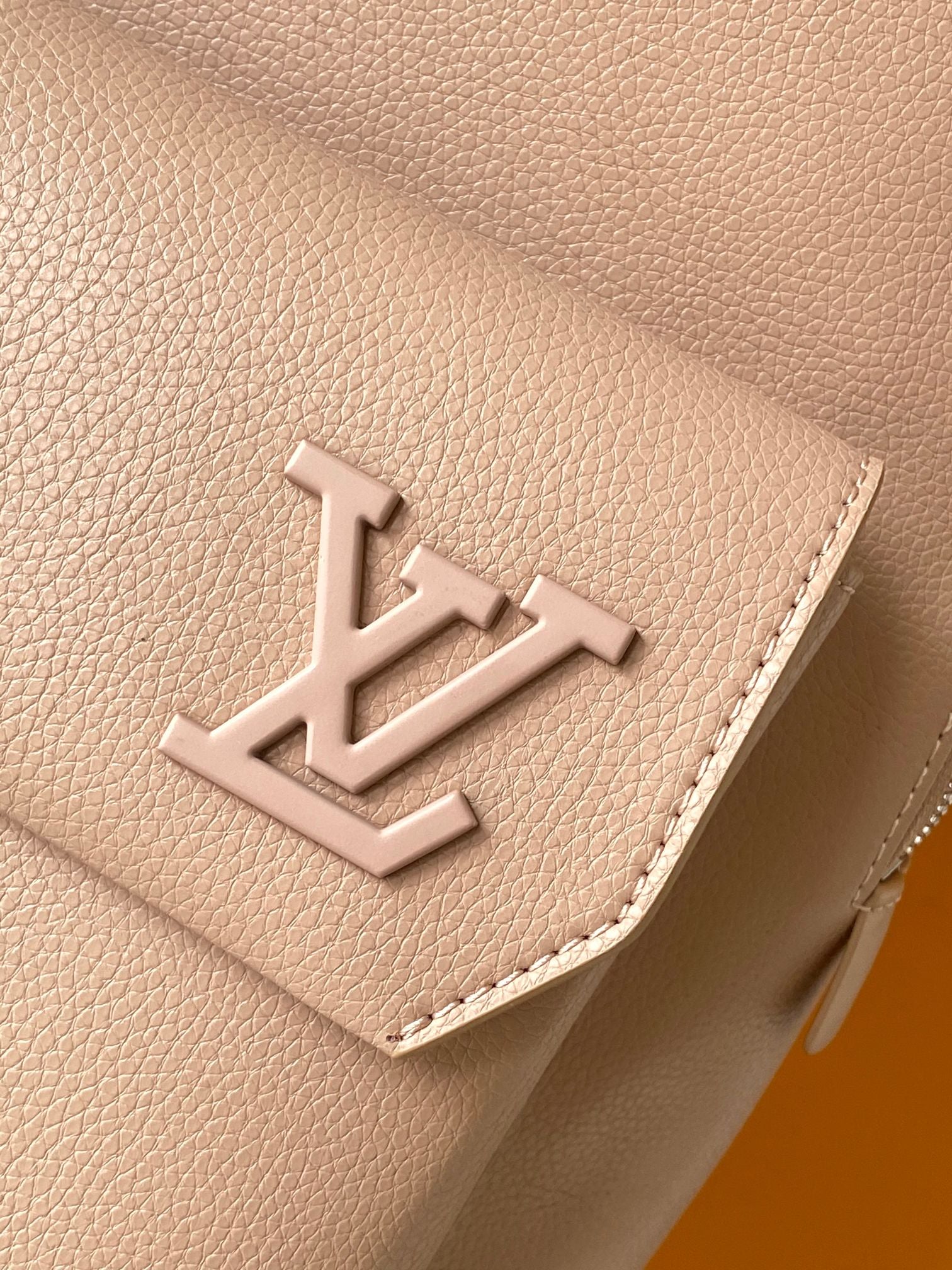 LV 25S TAKEOFF BACKPACK 43 IN BEIGE CALFSKIN