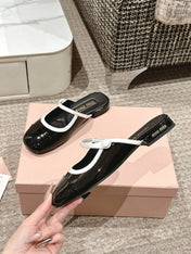 FLAT MULE IN BLACK AND WHITE PATENT CALFSKIN