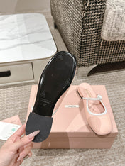 FLAT MULE IN PALE PINK PATENT CALFSKIN