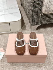 FLAT MULE IN CHOCOLATE BROWN PATENT CALFSKIN