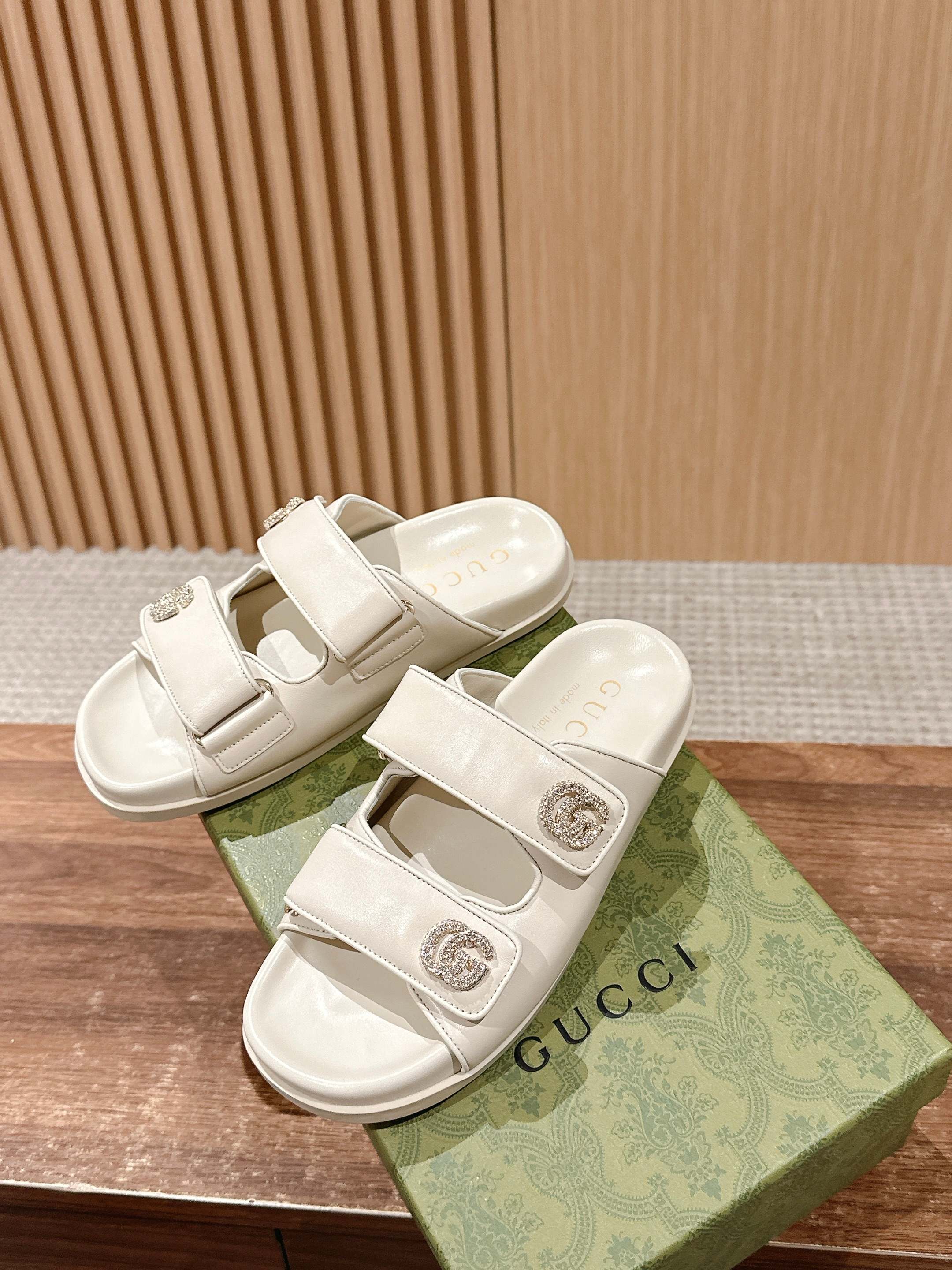 GUCCI 26S DOUBLE-STRAP SANDALS IN CREAM BEIGE CALFSKIN