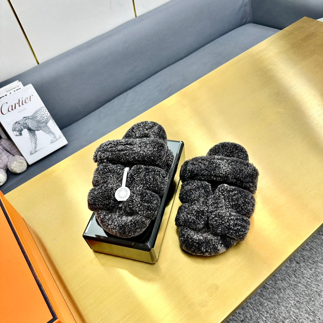 CHYPRE SANDAL IN DARK GRAY SHEARLING