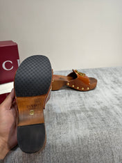 GUCCI 26S PLATFORM MULES IN CARAMEL BROWN PATENT CALFSKIN GOLD HARDWARE