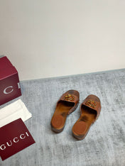 GUCCI 26S PLATFORM MULES IN CARAMEL BROWN PATENT CALFSKIN GOLD HARDWARE